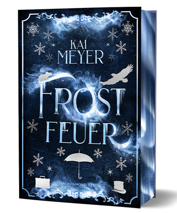 Das dunkelblaue Cover zeigt mittig den Titel. An einigen Buchstaben sind Eiszapfen zu sehen. Um den Titel herum sieht man Schneeflocken und verschiedene Deko-Elemente: eine Maus, einen Raubvogel, einen Schirm, einen Koffer, einen Zylinder. Am oberen Rand, am unteren Rand und relativ mittig sind hellere Flächen eingearbeitet, die an Eisflammen erinnern.